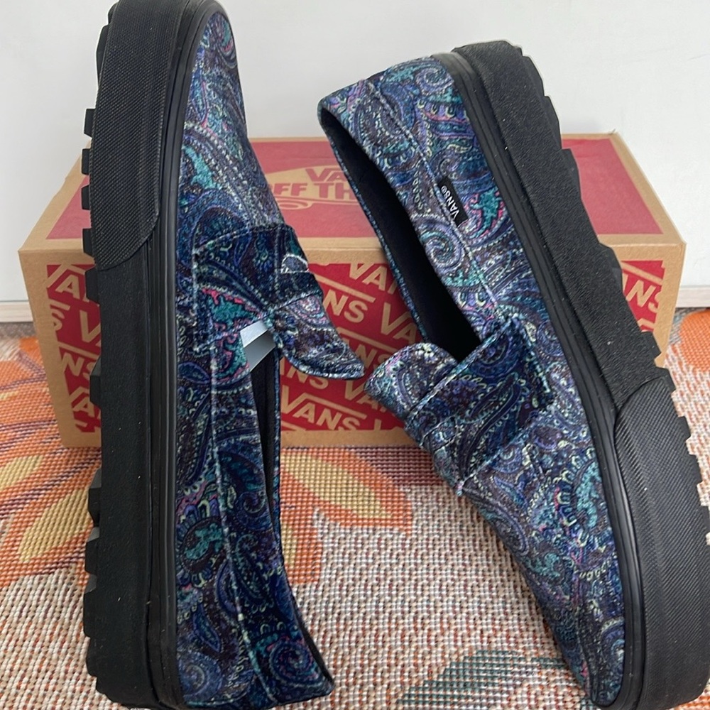Vans WMNS Style 53 Velvet Paisley
VN000CQPCX9
Sneakers - Picture 13 of 16